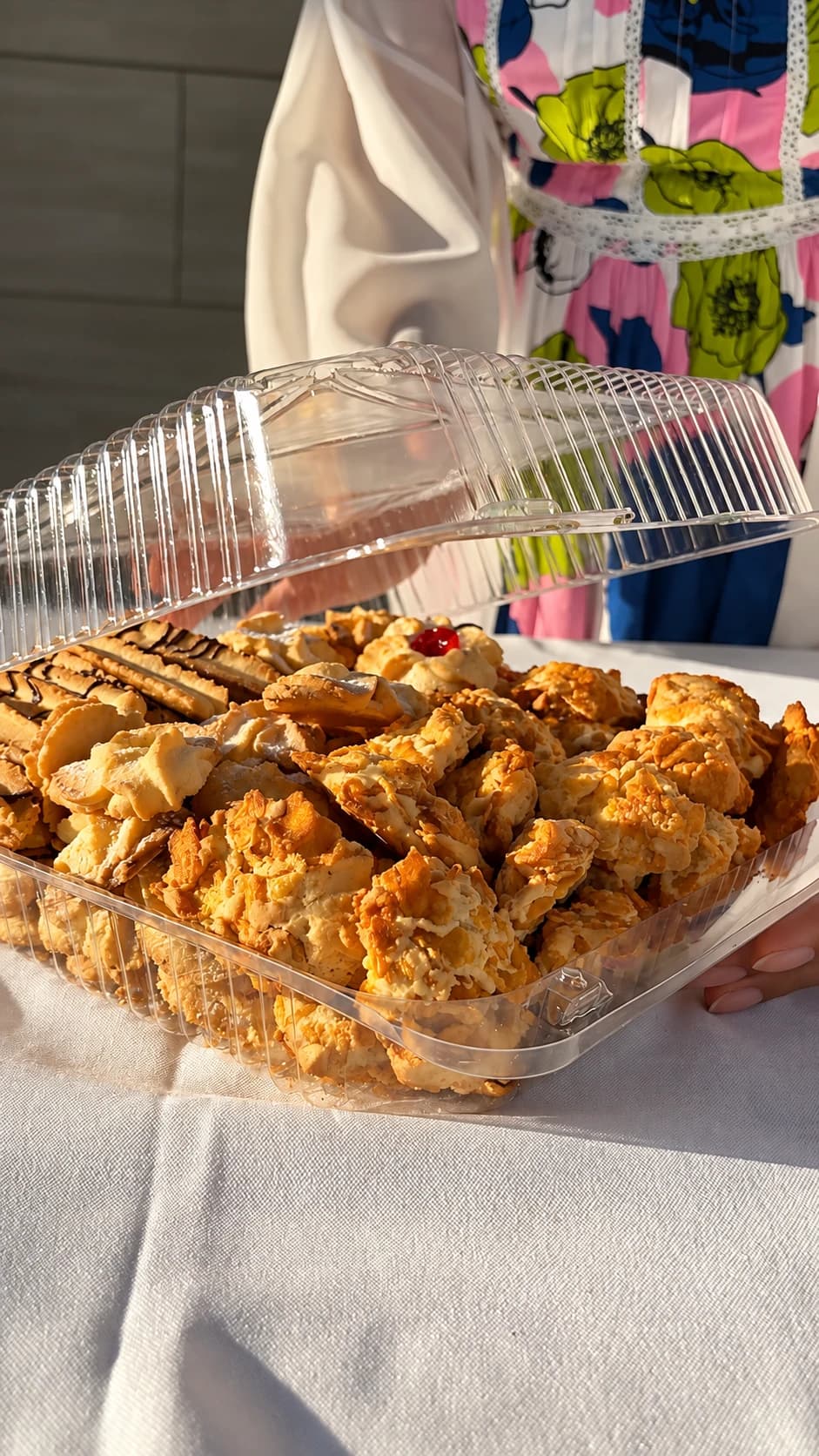 Caixa transparente aberta com variedade de biscoitos e bolachas artesanais